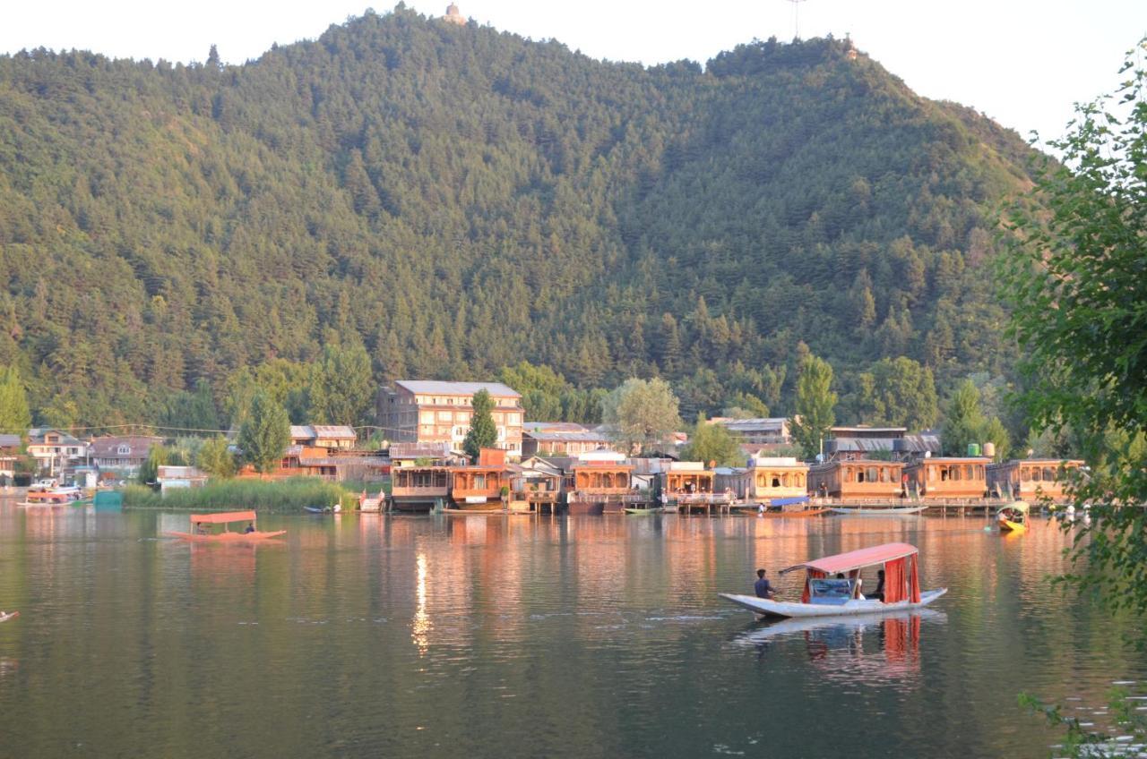 Отель New Alexandra Houseboats Сринагар Экстерьер фото